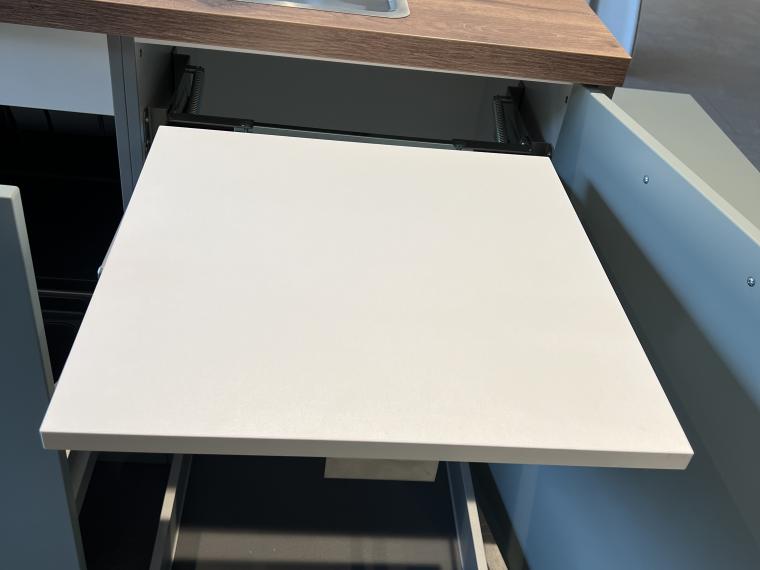 Pastellgrüne HÄCKER Musterküche mit Tresen und Sitzbank