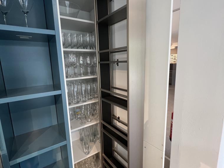 Exklusive LEICHT Musterküche mit Glas-Arbeitsplatte und hochwertigen Einbaugeräten von Gaggenau