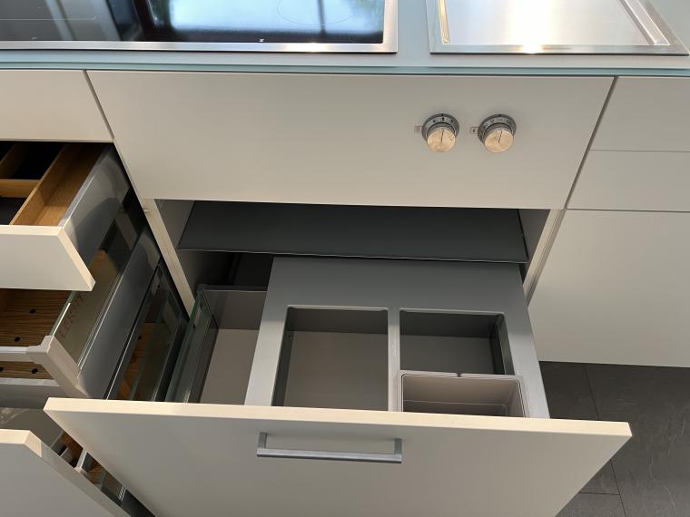 Exklusive LEICHT Musterküche mit Glas-Arbeitsplatte und hochwertigen Einbaugeräten von Gaggenau