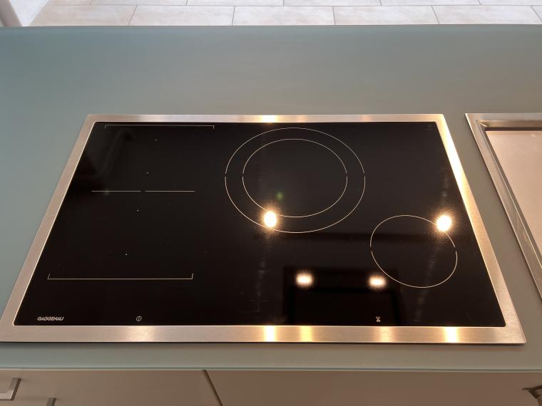 Exklusive LEICHT Musterküche mit Glas-Arbeitsplatte und hochwertigen Einbaugeräten von Gaggenau