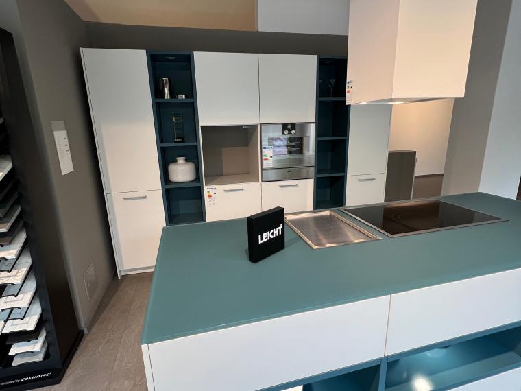 Exklusive LEICHT Musterküche mit Glas-Arbeitsplatte und hochwertigen Einbaugeräten von Gaggenau