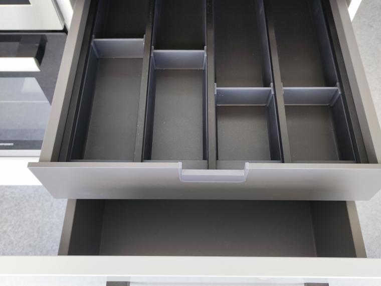 Musterküche Häcker Systemat AV2130 Kristallweiß