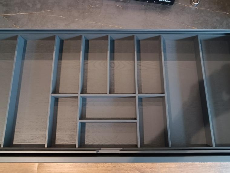 Moderne grifflose Küche in Graphit Mattlack mit Insel