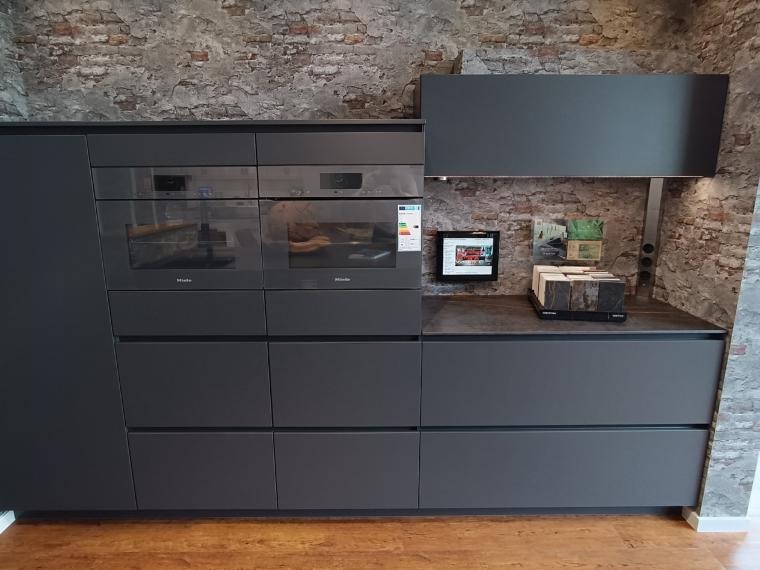 Moderne grifflose Küche in Graphit Mattlack mit Insel