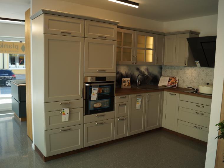 Moderne Landhausküche mit beleuchteter Rückwand