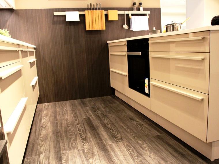 Charaktervolle, lebendige Küche mit hochwertiger Corian Arbeitsplatte