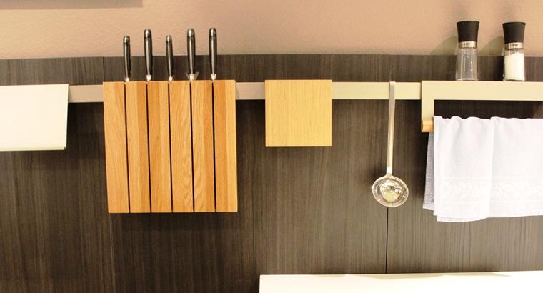 Charaktervolle, lebendige Küche mit hochwertiger Corian Arbeitsplatte