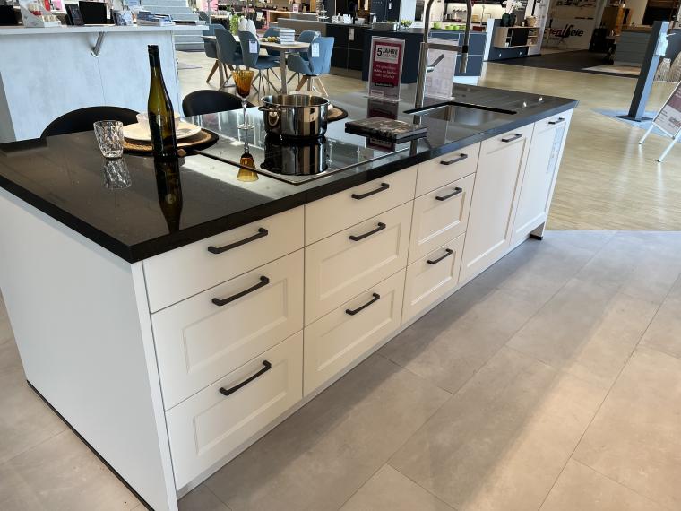 Koje 039 Landhausküche mit Naturstein Galaxy Black