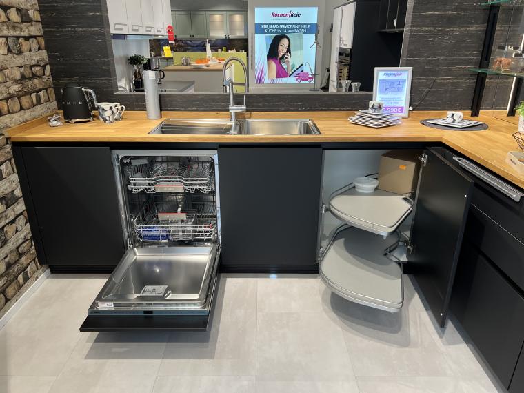 Koje 008 Grifflose Küche mit Bosch Geräten und Echtholz-Arbeitsplatten