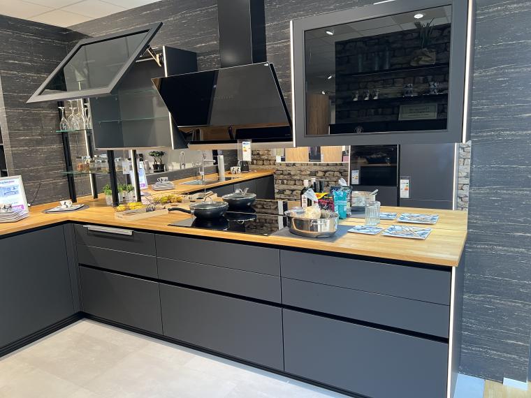 Koje 008 Grifflose Küche mit Bosch Geräten und Echtholz-Arbeitsplatten