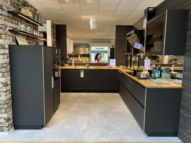 Koje 008 Grifflose Küche mit Bosch Geräten und Echtholz-Arbeitsplatten