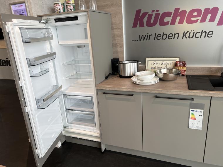 Koje 104 Moderne Küche mit Insel und Fronten mit Anti-Fingerprint-Beschichtung