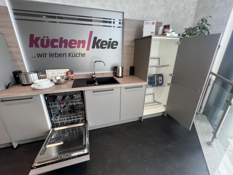 Koje 104 Moderne Küche mit Insel und Fronten mit Anti-Fingerprint-Beschichtung