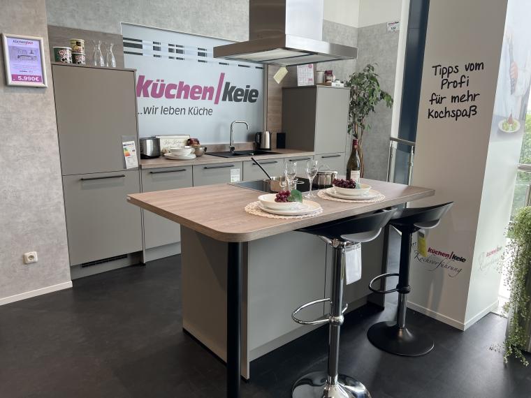 Koje 104 Moderne Küche mit Insel und Fronten mit Anti-Fingerprint-Beschichtung