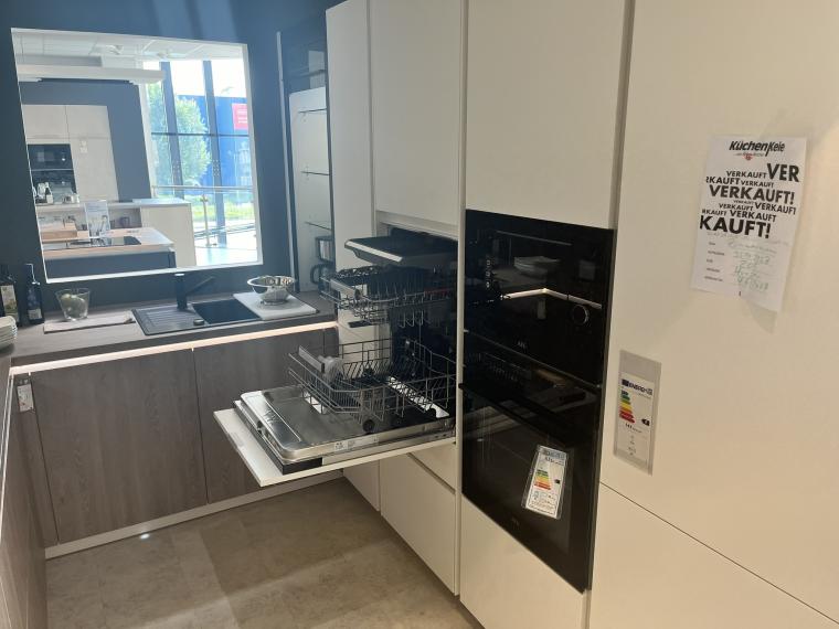 Nobilia Einbauküche inkl. hochwertiger AEG Hausgeräte, inkl. kratzfestem Kochfeld & hochgebautem Geschirrspüler. Optimaler Stauraum in einer U-Küche. Koje 205
