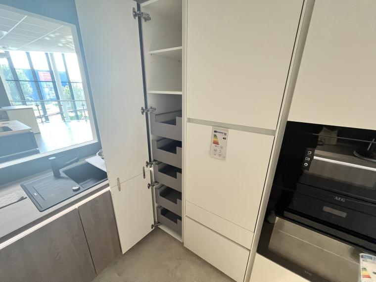 Nobilia Einbauküche inkl. hochwertiger AEG Hausgeräte, inkl. kratzfestem Kochfeld & hochgebautem Geschirrspüler. Optimaler Stauraum in einer U-Küche. Koje 205