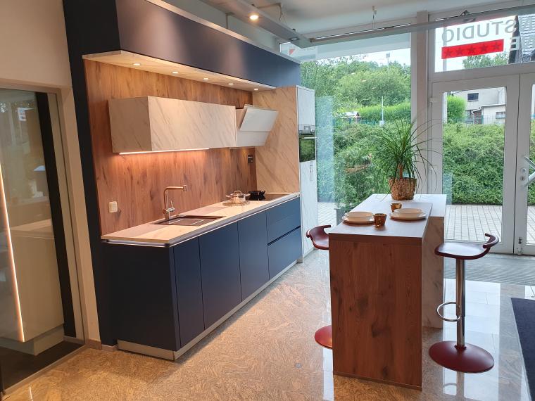 Grifflose Küche mit eleganter dünner Arbeitsplatte, Insel & Essbereich