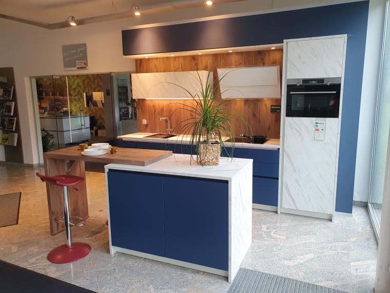 Grifflose Küche mit eleganter dünner Arbeitsplatte, Insel & Essbereich