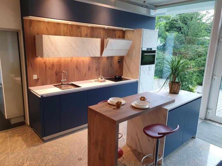 Grifflose Küche mit eleganter dünner Arbeitsplatte, Insel & Essbereich