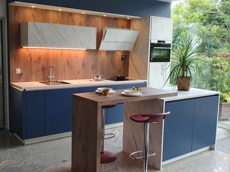 Grifflose Küche mit eleganter dünner Arbeitsplatte, Insel & Essbereich