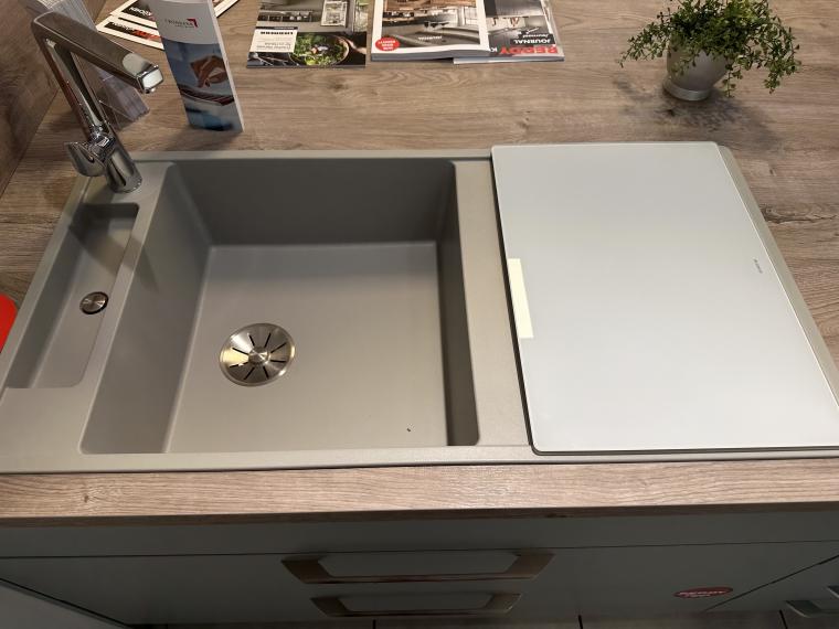 Ausstellungsküche Aquablau mit Holzoptik