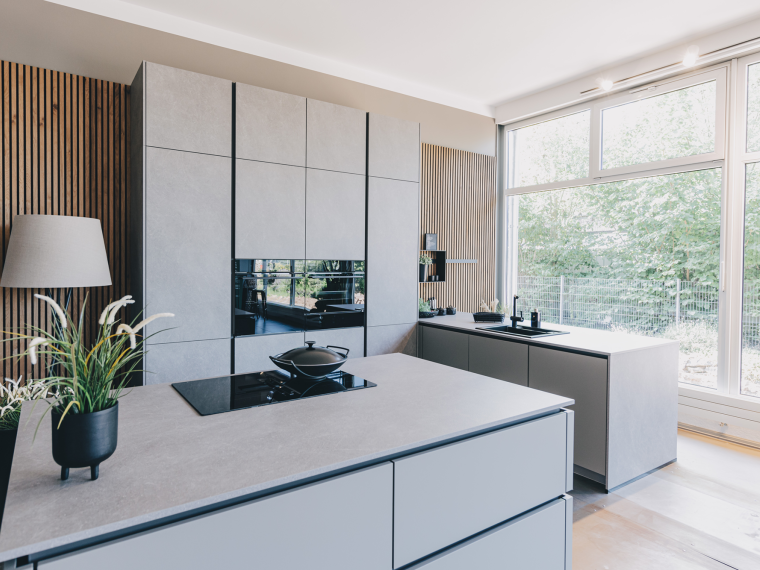 Wunderschöne Küche mit Insel und Sitzmöglichkeit in angesagter Beton-Optik