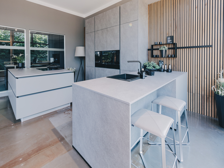 Wunderschöne Küche mit Insel und Sitzmöglichkeit in angesagter Beton-Optik