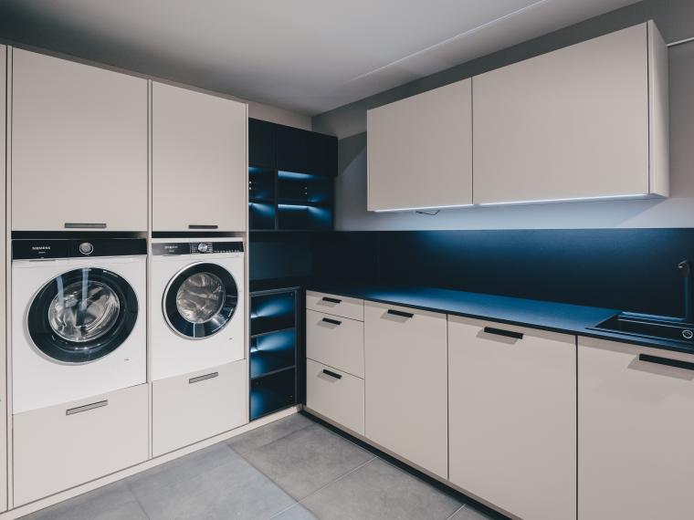 Hauswirtschaftsraum mit Spülbecken, Waschvollautomat und Waschtrockner