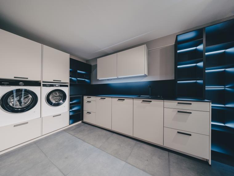 Hauswirtschaftsraum mit Spülbecken, Waschvollautomat und Waschtrockner