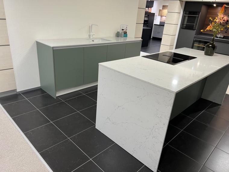 Strakke greeploze Keller keuken in de kleur Saliegroen