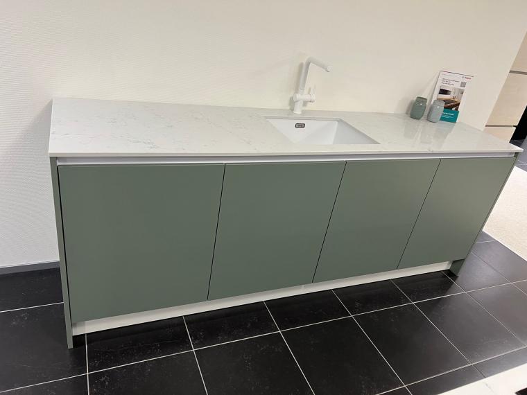 Strakke greeploze Keller keuken in de kleur Saliegroen