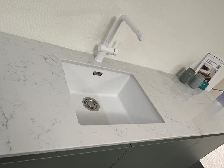 Strakke greeploze Keller keuken in de kleur Saliegroen