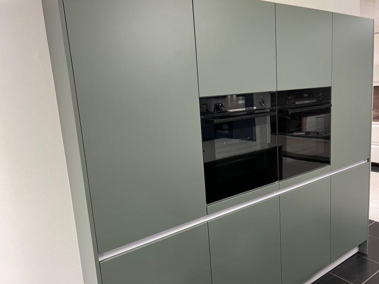 Strakke greeploze Keller keuken in de kleur Saliegroen