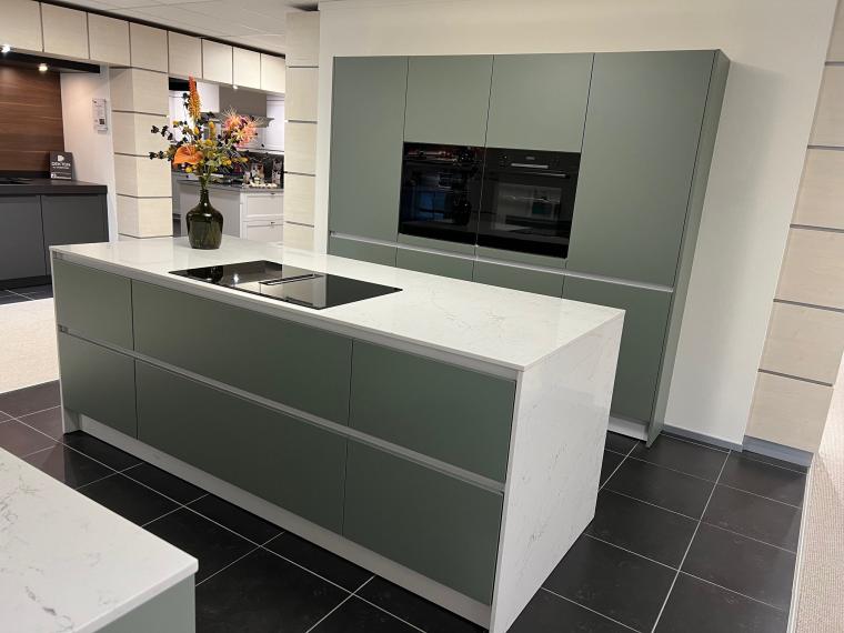 Strakke greeploze Keller keuken in de kleur Saliegroen