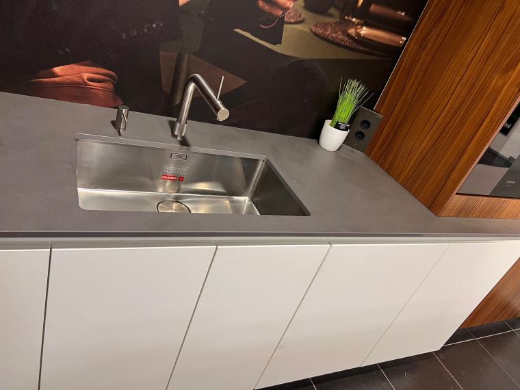 Zeer luxe uitgevoerde moderne greeploze Keller keuken model Evia + Ribbonwood.