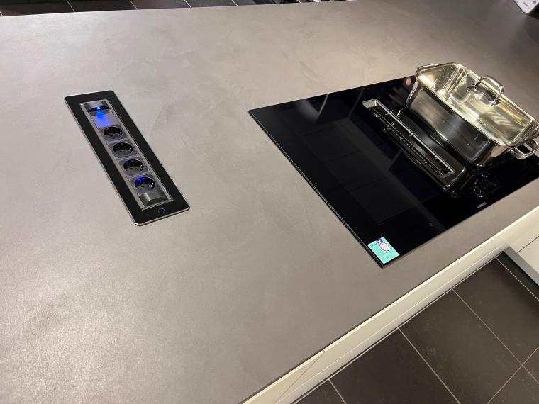Zeer luxe uitgevoerde moderne greeploze Keller keuken model Evia + Ribbonwood.