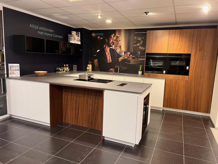 Zeer luxe uitgevoerde moderne greeploze Keller keuken model Evia + Ribbonwood.