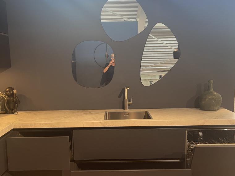 Schmidt keuken in de kleur Navy soft Nano Sencha uitgevoerd in een ultramat front met Jungle