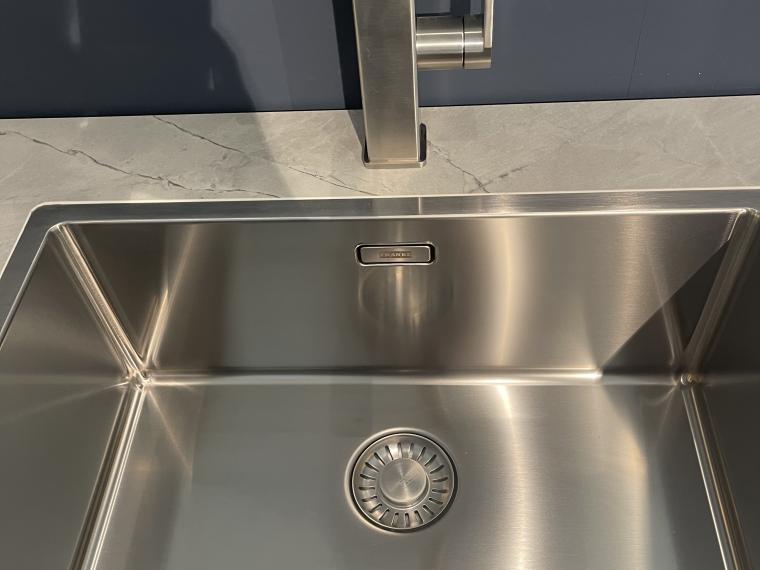 Schmidt keuken in de kleur Navy soft Nano Sencha uitgevoerd in een ultramat front met Jungle