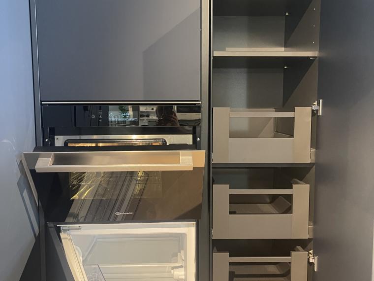 Schmidt keuken in de kleur Navy soft Nano Sencha uitgevoerd in een ultramat front met Jungle