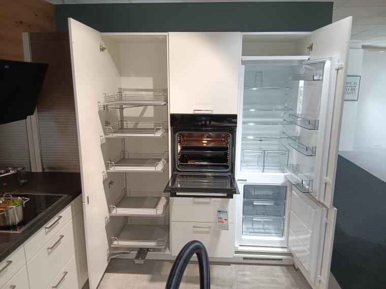 Koje 19 - Moderne U-Küche mit Theke, in weiß matt Lack und Naturstein Arbeitsplatte