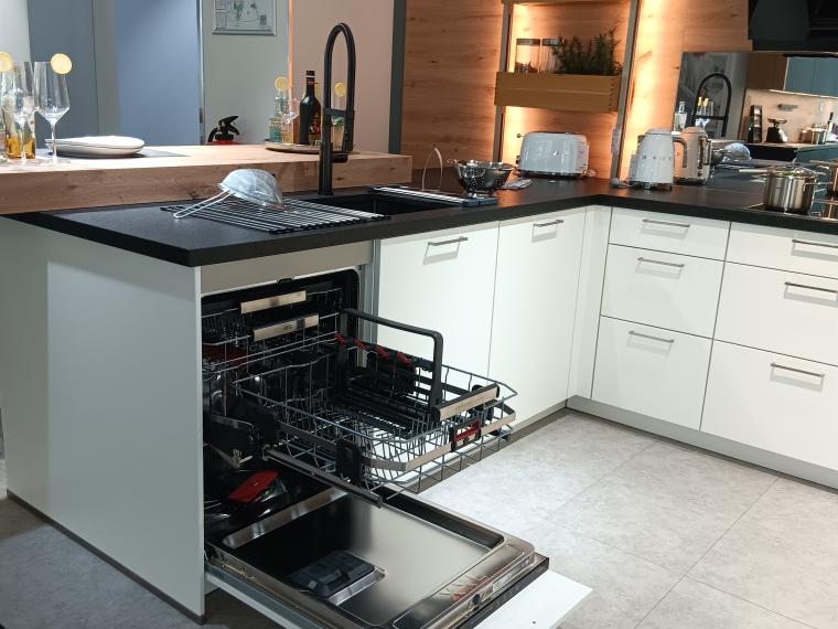 Koje 19 - Moderne U-Küche mit Theke, in weiß matt Lack und Naturstein Arbeitsplatte