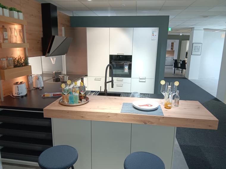 Koje 19 - Moderne U-Küche mit Theke, in weiß matt Lack und Naturstein Arbeitsplatte