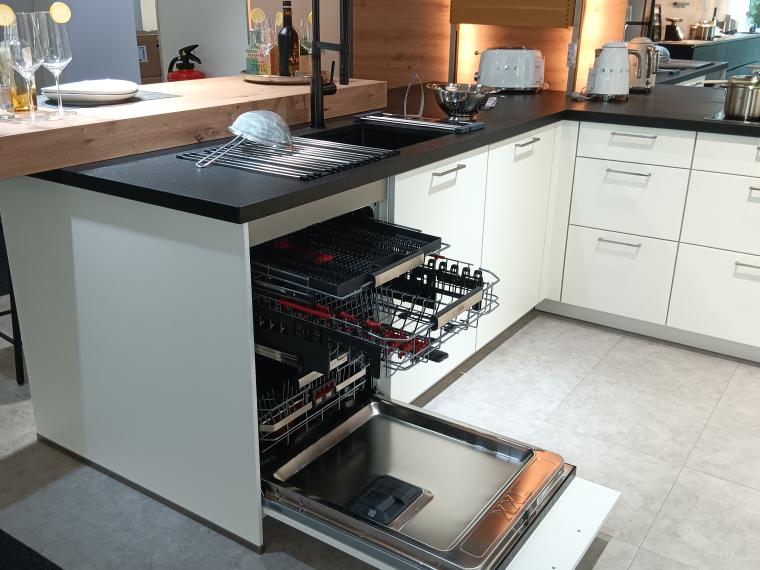 Koje 19 - Moderne U-Küche mit Theke, in weiß matt Lack und Naturstein Arbeitsplatte