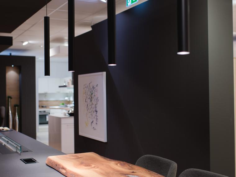 Preisgekrönte XXL-Designküche, Dektonarbeitsplatte, Bartheke Ulme