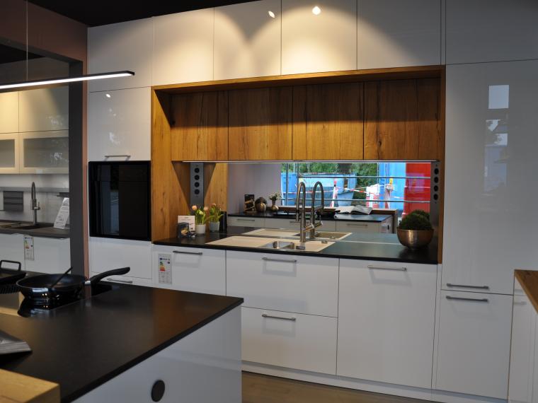 Häcker Systemat AV2130 Kristallweiß UV Hochglanzlack PerfectSense® // AV6084-GL Altholz geprägt