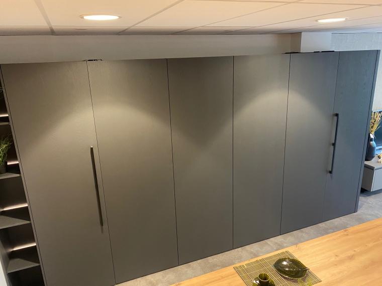 Houten keuken voorzien van unieke deuren