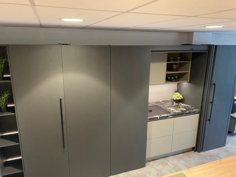 Houten keuken voorzien van unieke deuren