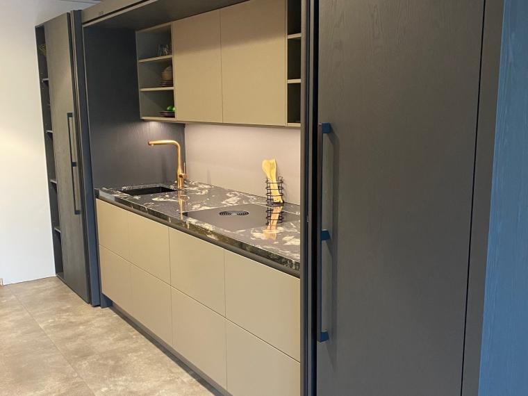 Houten keuken voorzien van unieke deuren