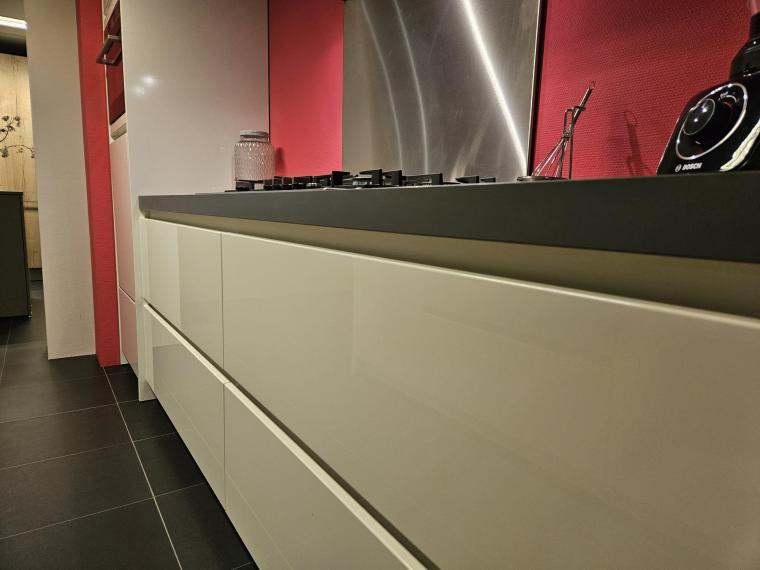 Moderne greeploze keuken met wit hoogglans gespoten deuren, Greenpanel aanrechtblad met 6 cm dikke rand.